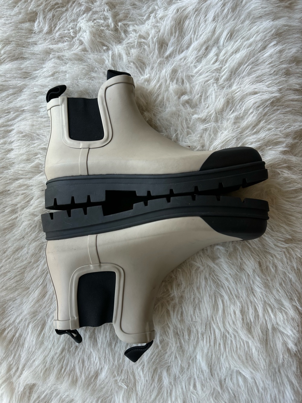 Everlane women’s Chelsea Rain Boots in light Beige and Black